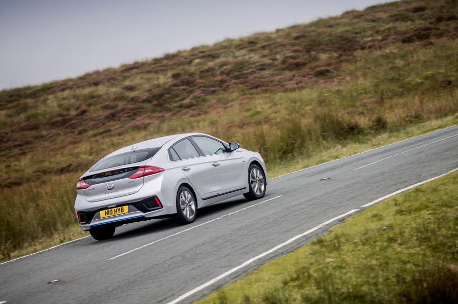  Hyundai IONIQ hybrid 2016 года  (UK) (фото 15 из 32)